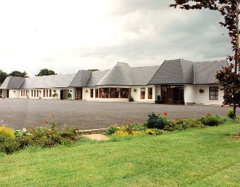 Hazel Hotel,
Dublin Road,
Monasterevin,
Co. Kildare, 
Irlande.