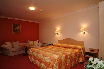 Hazel Hotel,
Dublin Road,
Monasterevin,
Co. Kildare, 
Irlande.