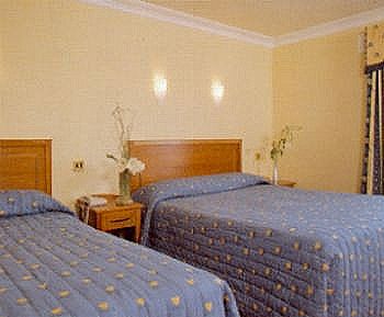 Springhill Court Hotel, 
Waterford Road,
Kilkenny City,
Co. Kilkenny,
Irland