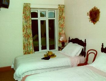 Cesh Corran Bed & Breakfast,
Abbey Terrace,
Boyle,
Co. Roscommon,
Irlande