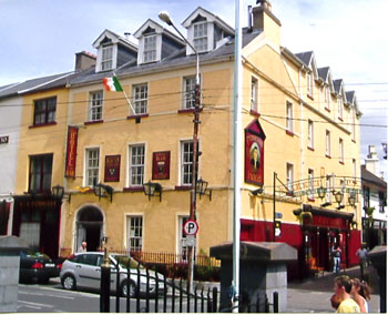Fennessy's Hotel, 
Gladstone Street, 
Clonmel, 
Co. Tipperary,
Irlande.
 