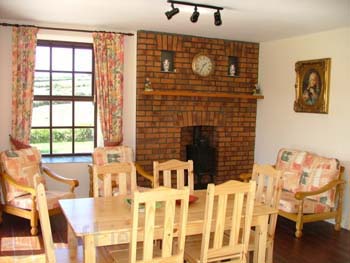 The Old School House, 
Lowerstown, 
Schull, 
Co. Cork,
Irlanda