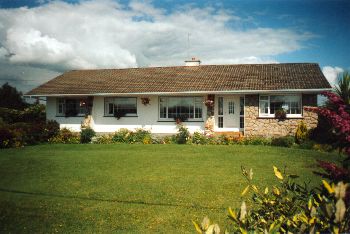 Birchgrove House B&B,
Dublin Road,
Oranbeg,
Oranmore, 
Co. Galway, 
Irlande.