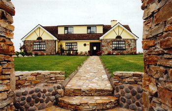 Twin Peaks Bed & Breakfast,
Knockbrack,
Cleggan,
Co. Galway,
Irland
