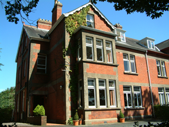 Innisfree House B&B,
Carrick Road,
Dundalk,
Co. Louth, 
Irlanda.