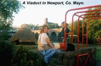 A Viaduct overlooking childrens juegue a área in Newport, Co. Mayo.