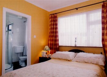 Hillcourt B&B,
Marlfield Road,
Clonmel,
Co Tipperary,
Irland.